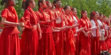 红歌合唱穿什么衣服合适呢？