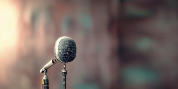为什么K歌时感觉声音软得很？